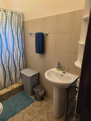 บ้านพัก, 2 ห้องนอน, พร้อมสิ่งอำนวยความสะดวกสำหรับผู้พิการ, ระเบียง | ห้องน้ำ