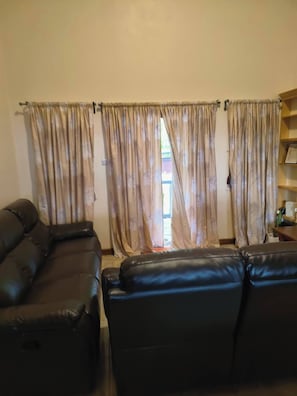 Ferienhaus, 2 Schlafzimmer, barrierefrei, Balkon | Wohnzimmer