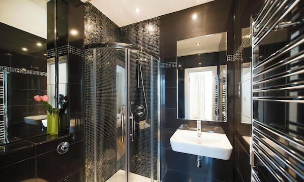 Shower, hair dryer, towels, soap - Flat 3 Elegant 2 Bed Marylebone Flat with Balcony (London)