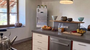 Kaffetrakter/tekoker, kjøleskap, ovn og kokeplater