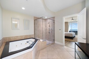 Shower, jetted bath, hair dryer, towels - Turquoise Place 1808D by Liquid Life (Orange Beach)