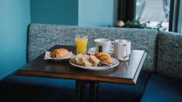 Dagelijks ontbijtbuffet (EUR 14.50 per persoon)