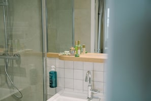 Deluxe Suite, Sea View | Bathroom | Shower, hair dryer, towels, soap - Hôtel Les Grands Voyageurs (Concarneau)