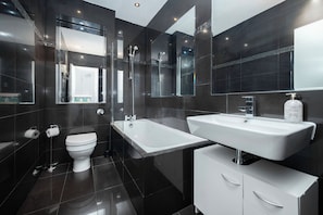 Hair dryer, towels, soap, shampoo - Marylebone Luxury 2-Bed Suite (London)
