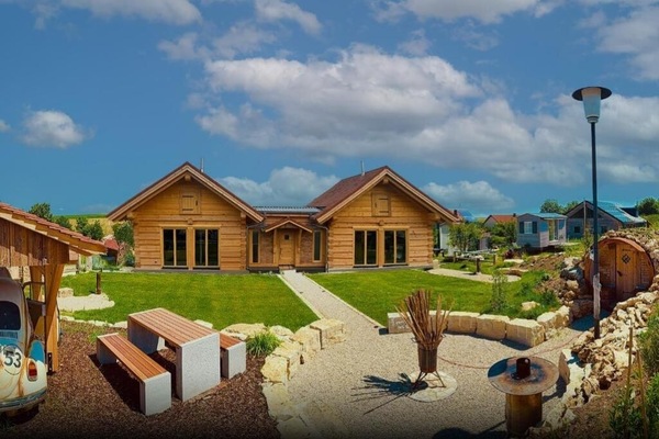 rechts das Chalets Silva, im Mittelbau das Apartment für 2 Personen