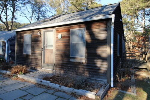 Charming Cottage Retreat, Private Yard, Deck & Coastal Convenience (2427)