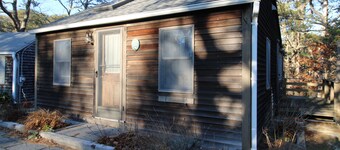 Charming Cottage Retreat, Private Yard, Deck & Coastal Convenience (2427)
