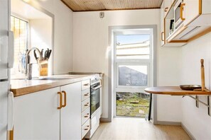 Refrigerador, microondas y parrilla de estufa 