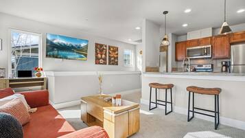 House, Multiple Beds, Patio, Garden View (233 Urban Prairie St. - Main/Unit B) | Interior