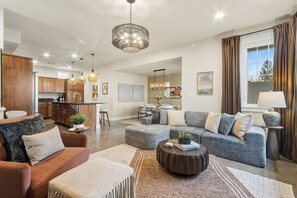 Hus, flere senger, terrasse, hageutsikt (233 Urban Prairie St. - Main/Unit B) | Oppholdsområde