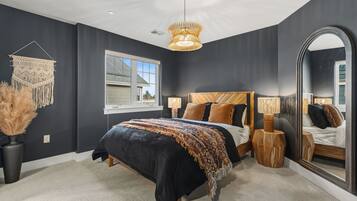 Ferienhaus, Mehrere Betten, Terrasse, Gartenblick (233 Urban Prairie St. - Main/Unit B) | 4 Schlafzimmer, individuell dekoriert, individuell eingerichtet