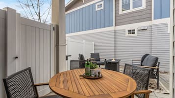 Ferienhaus, Mehrere Betten, Terrasse, Gartenblick (233 Urban Prairie St. - Main/Unit B) | Speisen im Freien