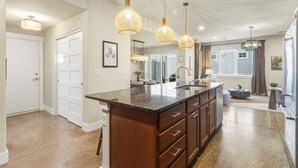 Huis, Meerdere bedden, terras, uitzicht op tuin (233 Urban Prairie St. - Main/Unit B) | Interieur