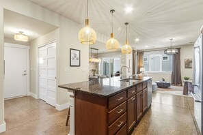 Hus, flere senger, terrasse, hageutsikt (233 Urban Prairie St. - Main/Unit B) | Innvendig