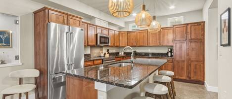 Maison, plusieurs lits, patio, vue jardin (233 Urban Prairie St. - Main/Unit B) | Cuisine privée