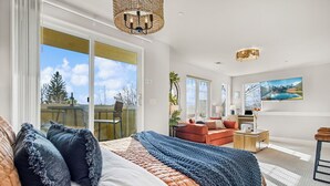 Huis, Meerdere bedden, terras, uitzicht op tuin (233 Urban Prairie St. - Main/Unit B) | 4 slaapkamers, een bureau, een laptopwerkplek, individueel gedecoreerd