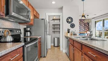 Ferienhaus, Mehrere Betten, Terrasse, Gartenblick (233 Urban Prairie St. - Main/Unit B) | Eigene Küche