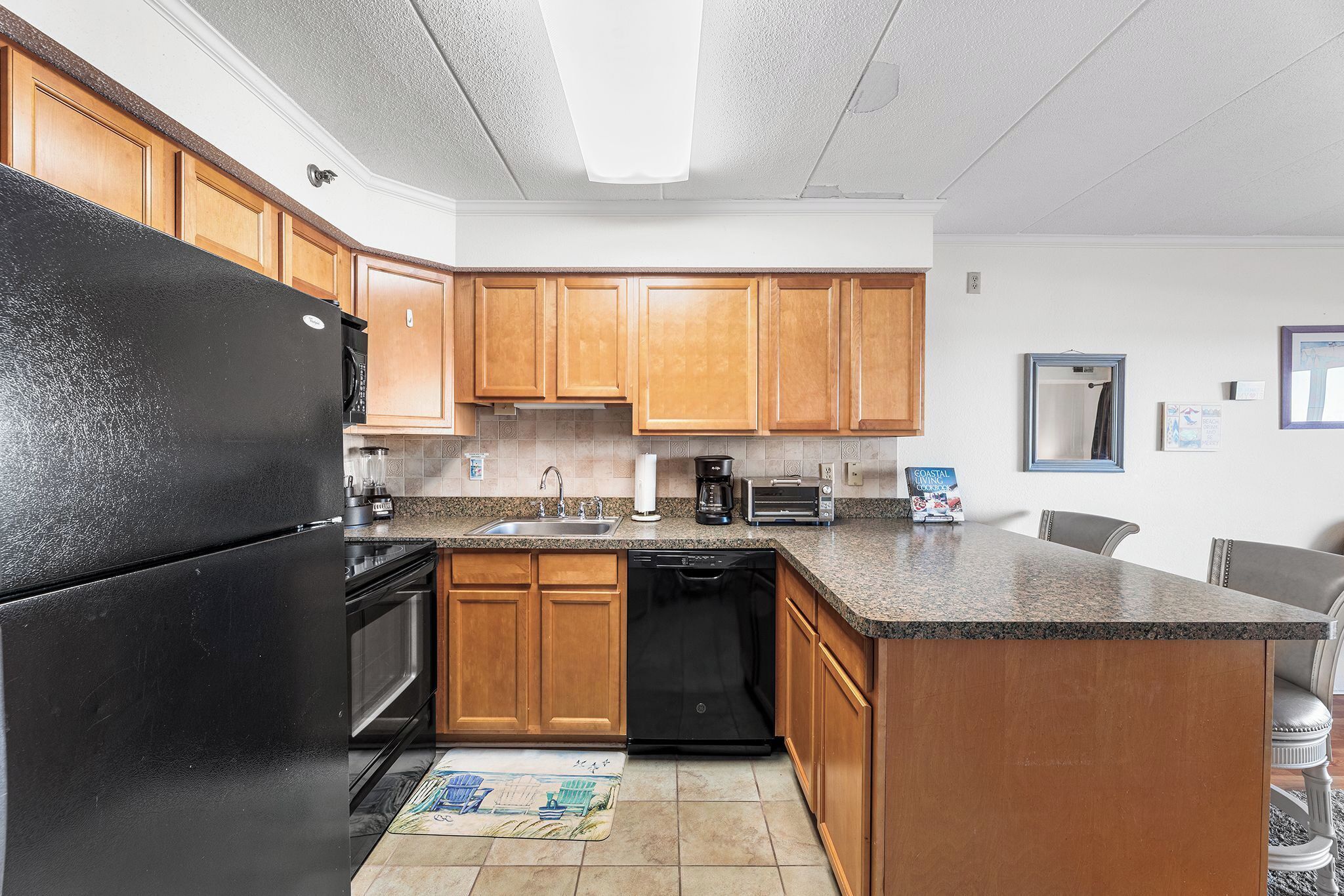 Mikrowelle, Geschirrspüler, Wasserkocher mit Kaffee-/Teezubehör