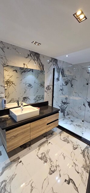 Appartement, 3 chambres, accessible aux personnes à mobilité réduite, fumeurs | Salle de bain
