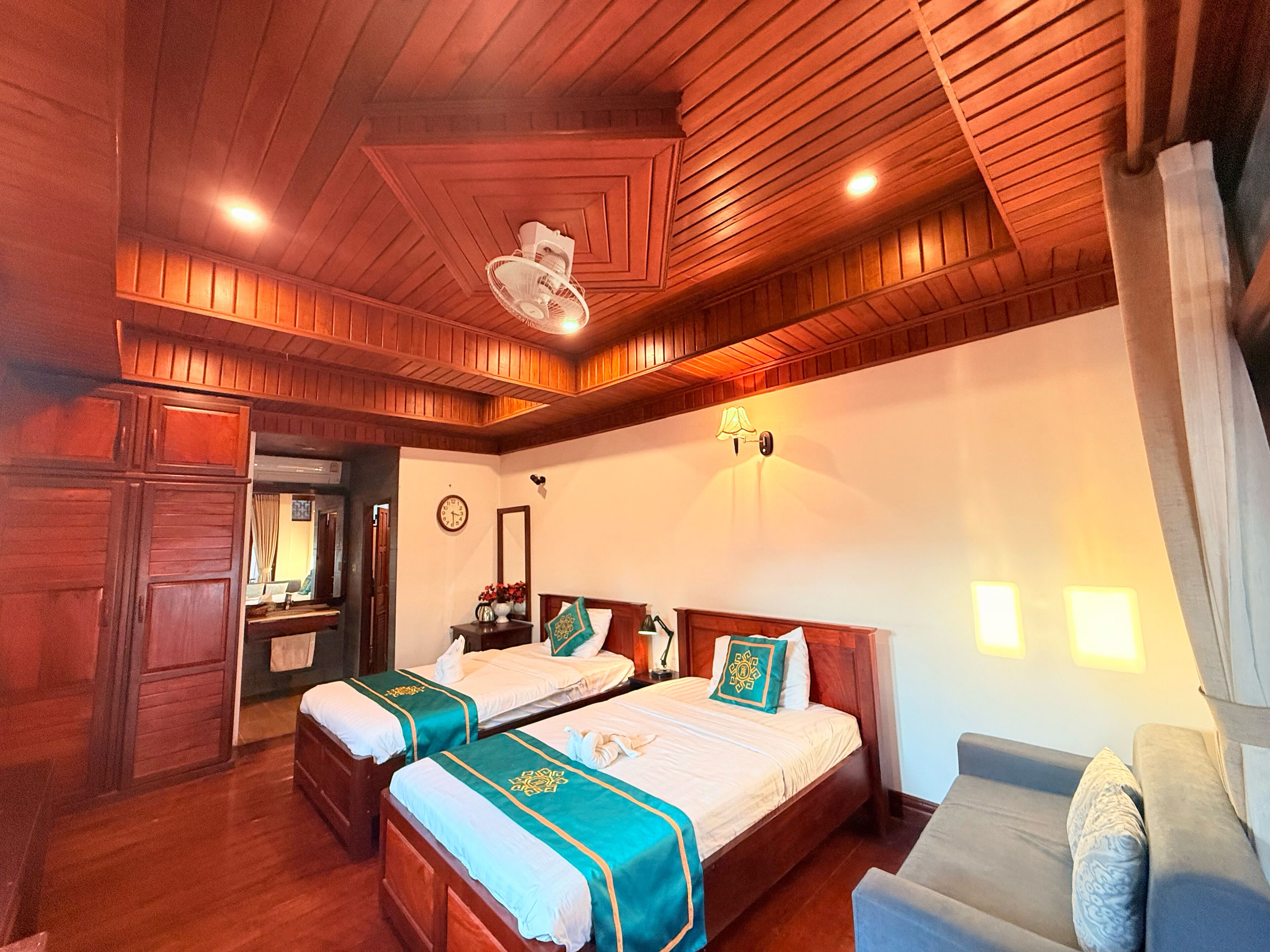 Phòng đôi hoặc 2 giường đơn Deluxe, sân hiên, quang cảnh vườn | Bàn, khu vực làm việc phù hợp cho laptop 