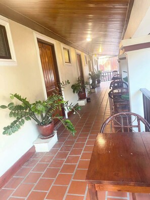 Outdoor dining - Chaluenxay Boutique Hotel  (Luang Prabang)