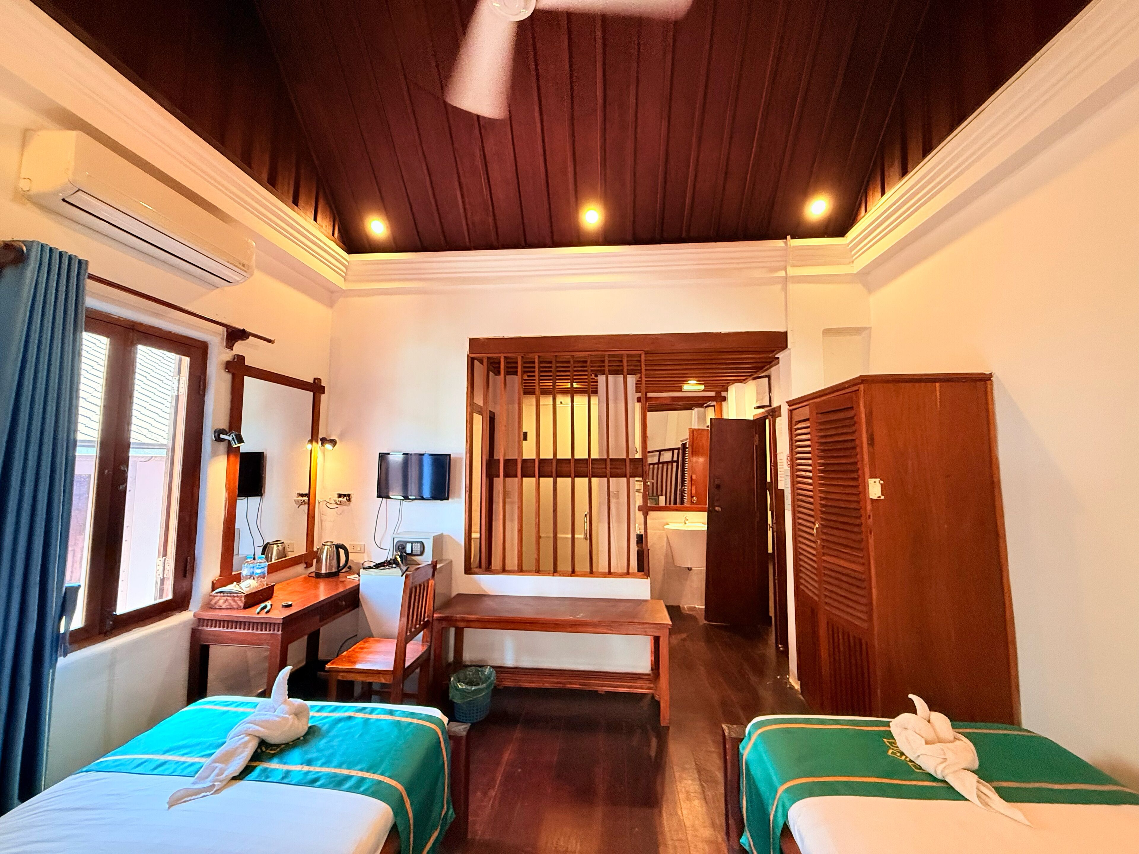 デラックス ダブルまたはツインルーム パティオ ガーデンビュー | デスク、ノートパソコン用作業スペース、WiFi (無料)