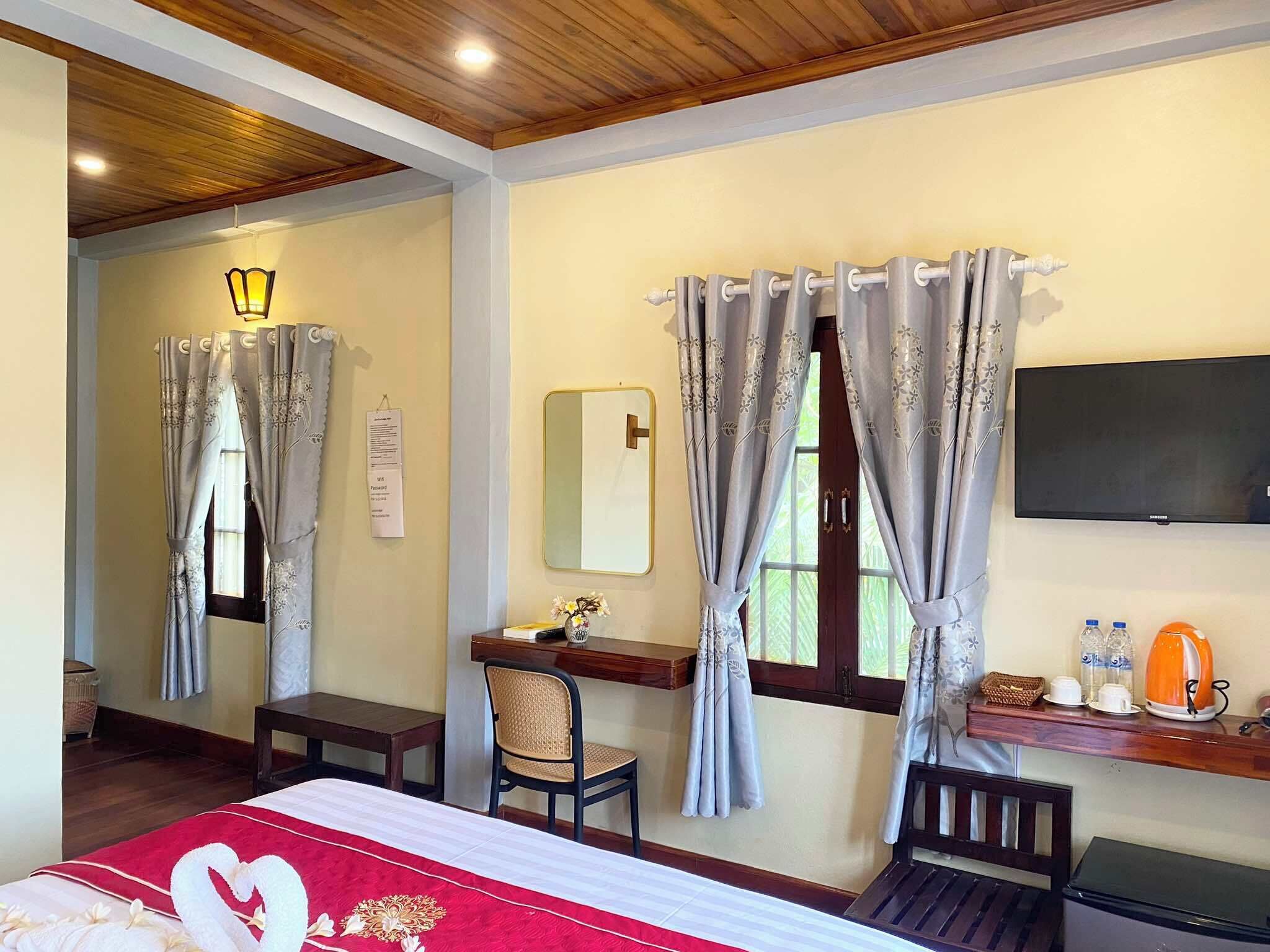 Desk, laptop workspace, free WiFi