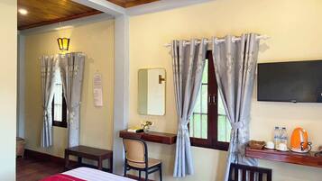 Desk, laptop workspace, free WiFi