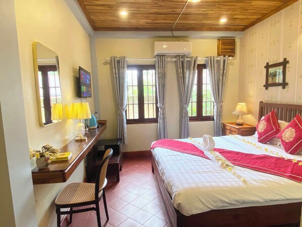 Desk, laptop workspace, free WiFi - Chaluenxay Boutique Hotel  (Luang Prabang)