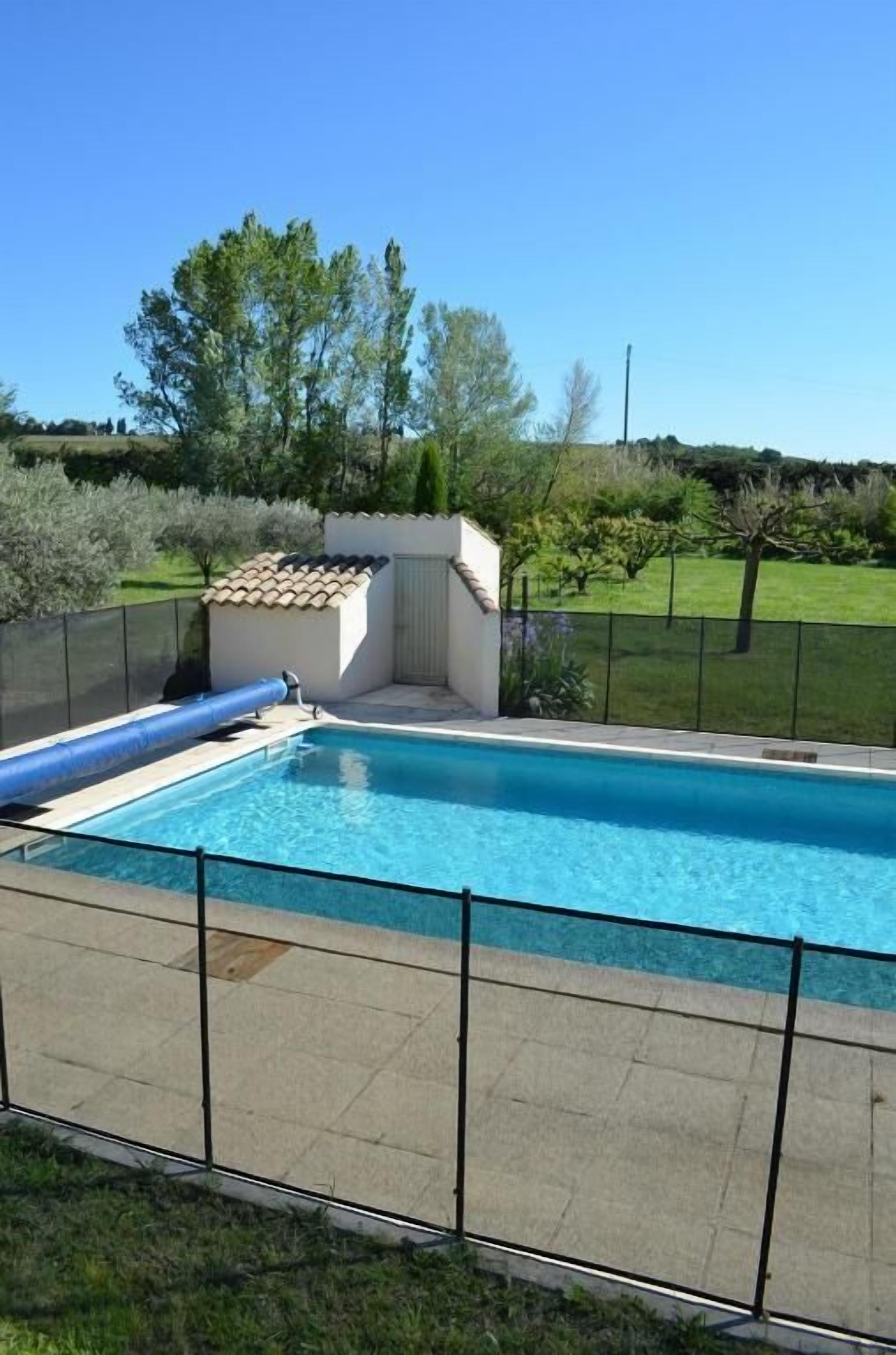 시즌별로 운영되는 야외 수영장, 09:00 ~ 20:00 오픈, 일광욕 의자