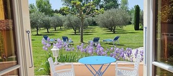 Maison d'hôtes La Ramade, 5 chambres et table d'hôtes en Provence (12 pers)