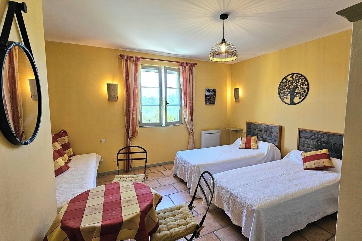 Habitación doble Confort, vista al jardín | Wifi gratis