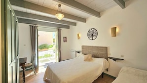 A bedroom with two beds, a large window, and a view of the outdoors. - Maison d'hôtes La Ramade, 5 chambres et table d'hôtes en Provence (12 pers) (Tulette)