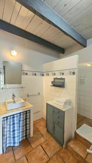 Comfort Triple Room, Courtyard View | Bathroom - La Ramade (Tulette)