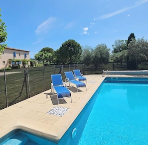 Outdoor pool, open 9:00 AM to 8:00 PM, sun loungers - Maison d'hôtes La Ramade, 5 chambres et table d'hôtes en Provence (12 pers) (Tulette)