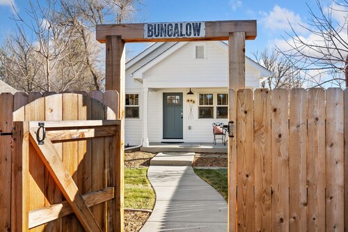 City Park Bungalow Pet Friendly w/ Dog Run