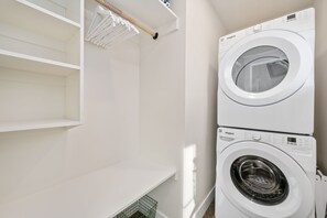 Apartment, 1 Queen-Bett, Terrasse, Gartenblick (2045 W Mulberry St) | Wäschereiservice