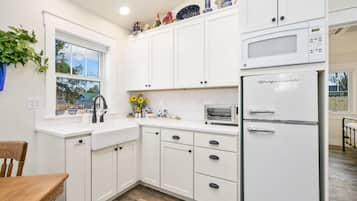 Apartamento, 1 cama Queen, varanda, vista para o jardim (2045 W Mulberry St) | Cozinha privada