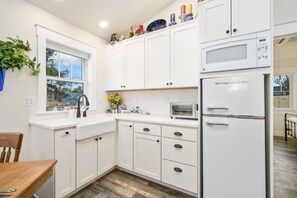 Apartamento, 1 cama Queen, varanda, vista para o jardim (2045 W Mulberry St) | Cozinha privada