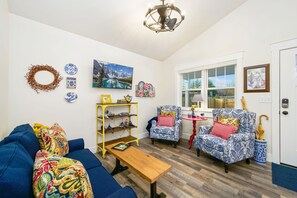 Apartment, 1 Queen-Bett, Terrasse, Gartenblick (2045 W Mulberry St) | Wohnbereich