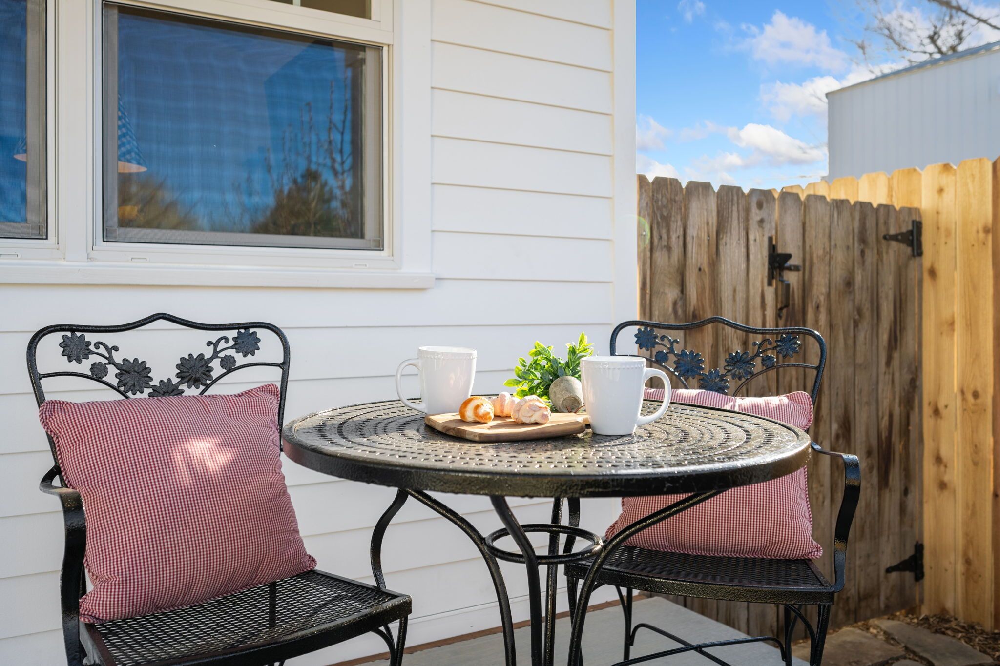 Apartamento, 1 cama Queen, varanda, vista para o jardim (2045 W Mulberry St) | Opções para refeição ao ar livre