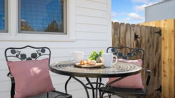 Apartamento, 1 cama Queen, varanda, vista para o jardim (2045 W Mulberry St) | Opções para refeição ao ar livre