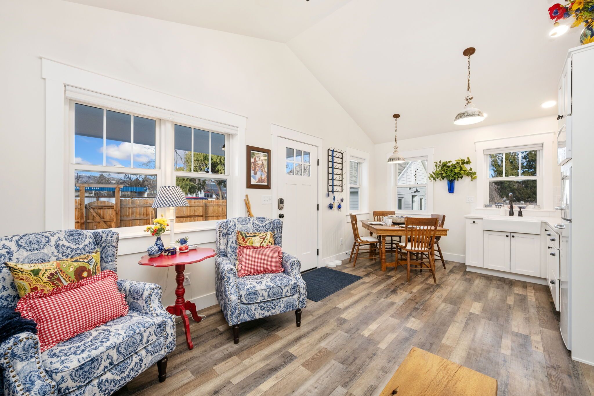 Apartamento, 1 cama Queen, varanda, vista para o jardim (2045 W Mulberry St) | Área de estar