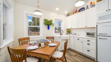 Apartamento, 1 cama Queen, varanda, vista para o jardim (2045 W Mulberry St) | Opções para refeição