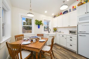 Apartamento, 1 cama Queen, varanda, vista para o jardim (2045 W Mulberry St) | Opções para refeição