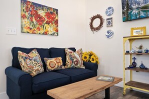 Căn hộ, 1 giường cỡ queen, sân hiên, quang cảnh vườn (2045 W Mulberry St) | Khu phòng khách