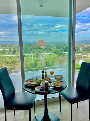 Habitació individual Deluxe, 1 llit de matrimoni gran | Servei de restauració