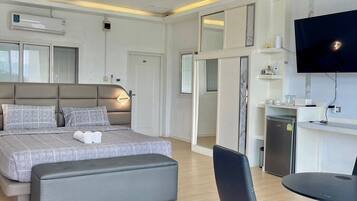 Escritorio, sistema de insonorización y tabla de planchar con plancha