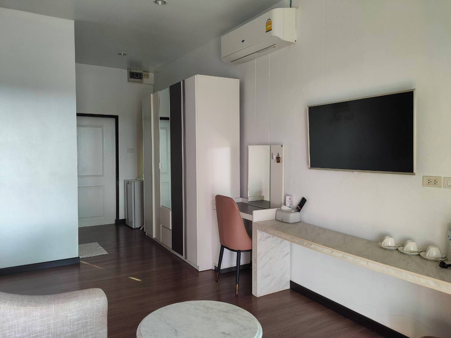 Escritorio, sistema de insonorización y tabla de planchar con plancha 