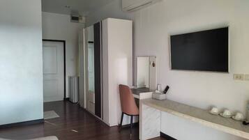 Desk, soundproofing, iron/ironing board, free WiFi